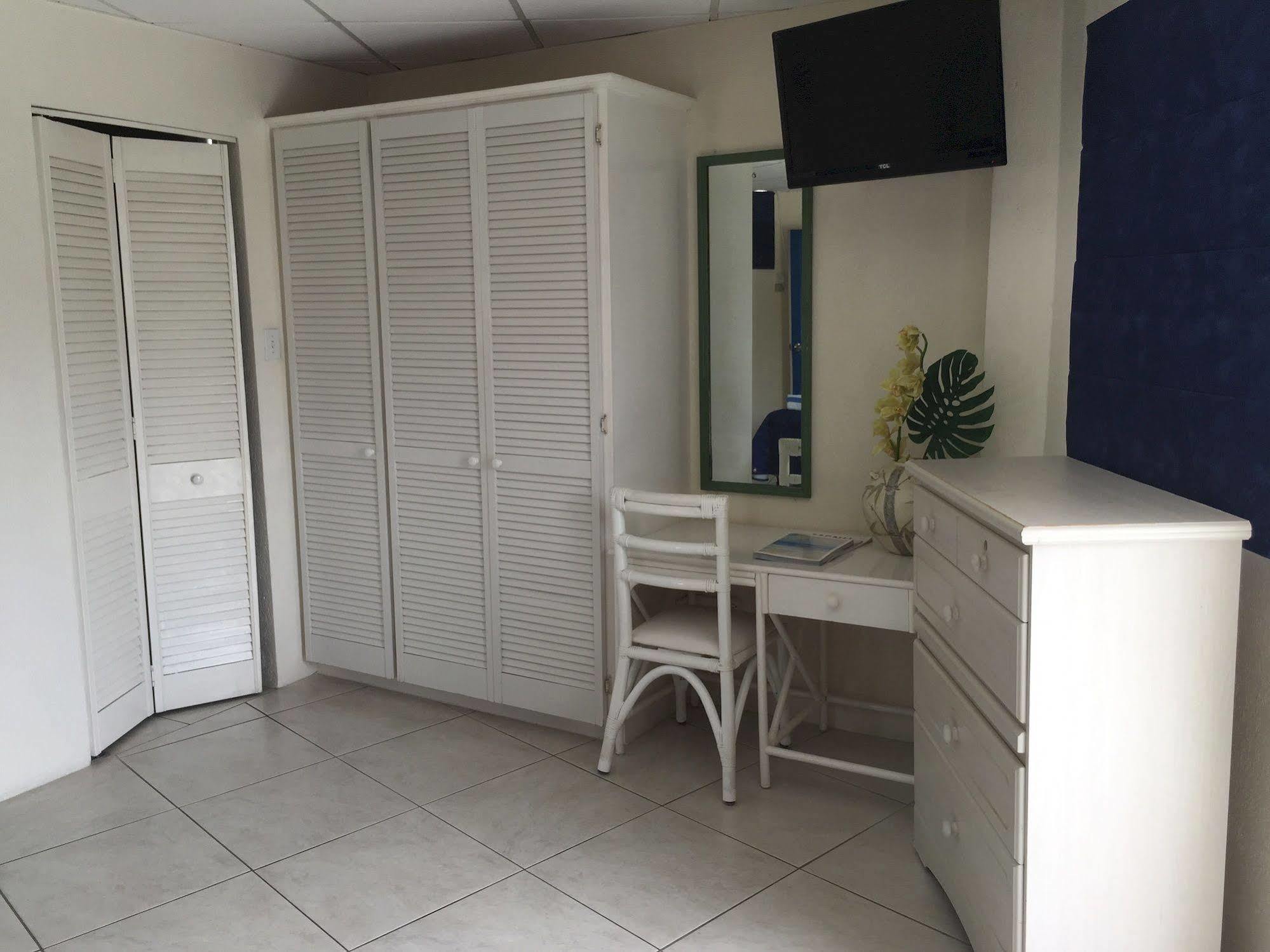 Southern Surf Beach Apartments Rockley ภายนอก รูปภาพ